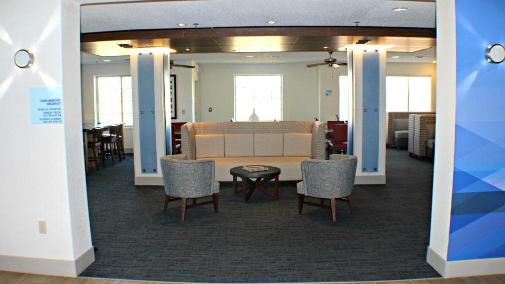 Holiday Inn Express Hotel & Suites Plainview photo