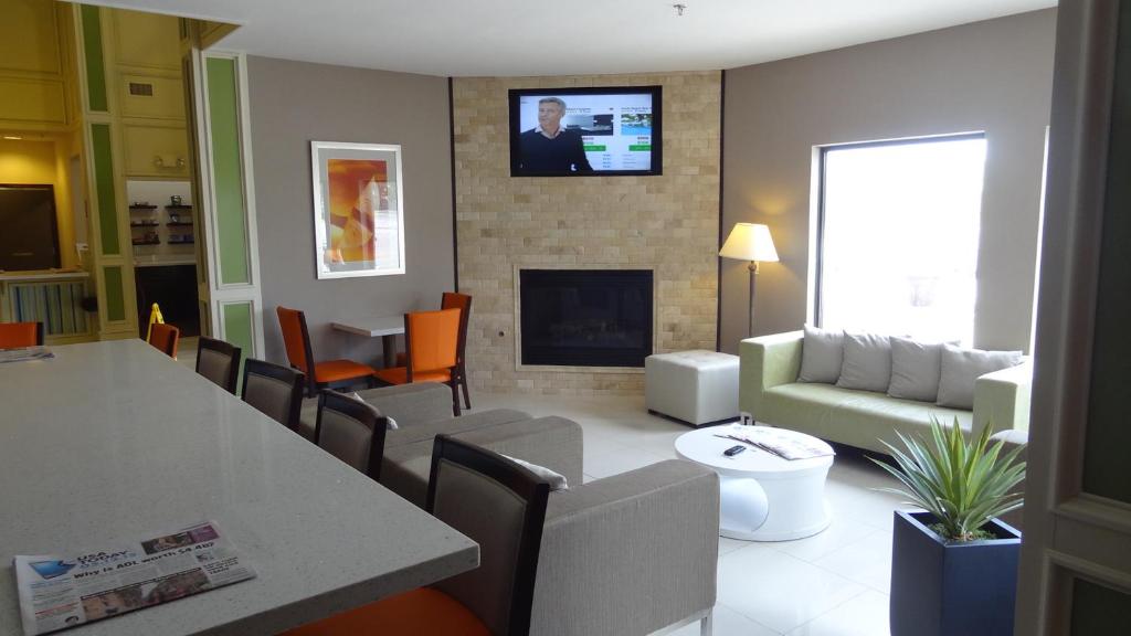 Holiday Inn Express Hotel Kansas City - Bonner Springs photo