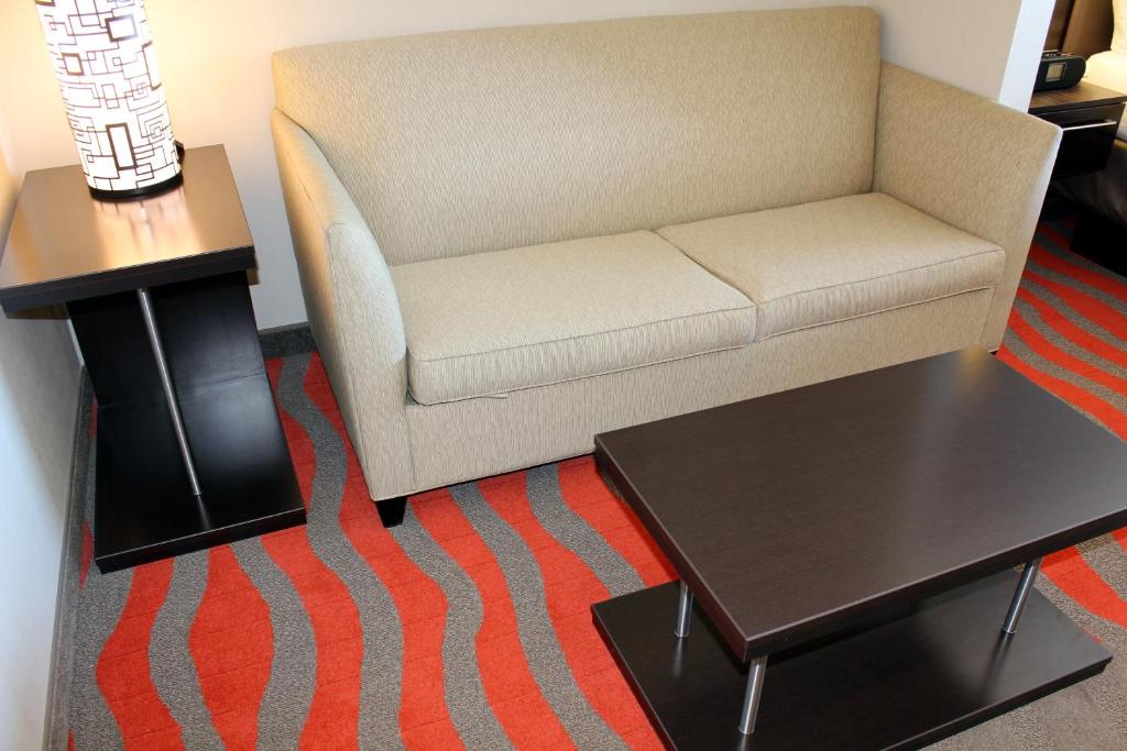 Holiday Inn Express Bonnyville Photo 1