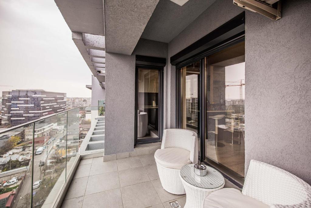 2-Room Penthouse Plaza Residence P1 photo