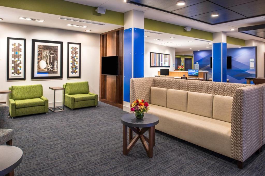 Holiday Inn Express & Suites Tampa North - Wesley Chapel photo