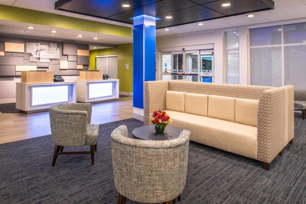 Holiday Inn Express & Suites Tampa North - Wesley Chapel photo