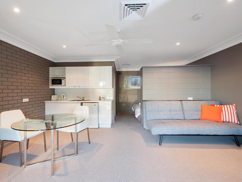 Dutchies Motel Nelson Bay & Dutchmans Beach Apartments