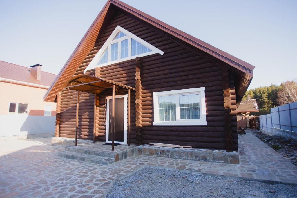 Гостевой дом у реки чемал. Жемчужина тургояк коттедж. Снять дом тургояк. Снять домик на тургояке на сутки. Дом в аренду миасс.