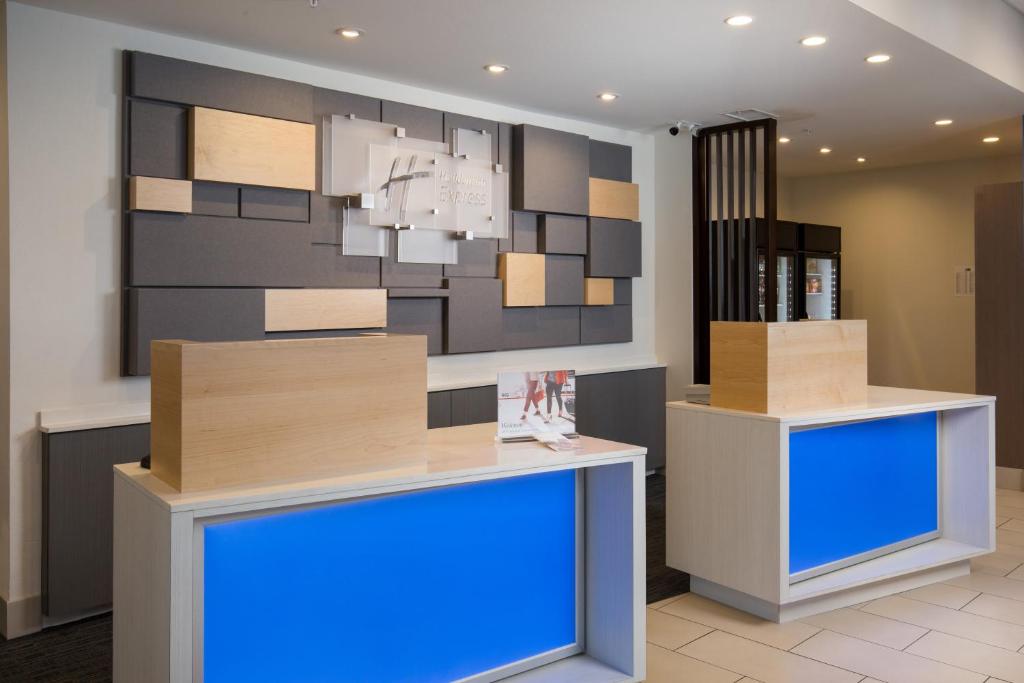 Holiday Inn Express Visalia - Sequoia Gateway Area photo