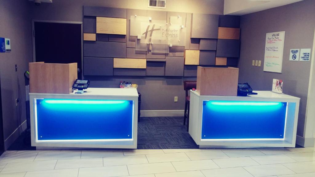 Holiday Inn Express and Suites Olathe South photo