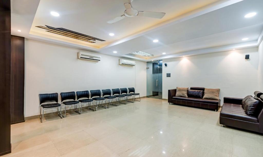 Itsy By Treebo - Neeranand Plaza photo