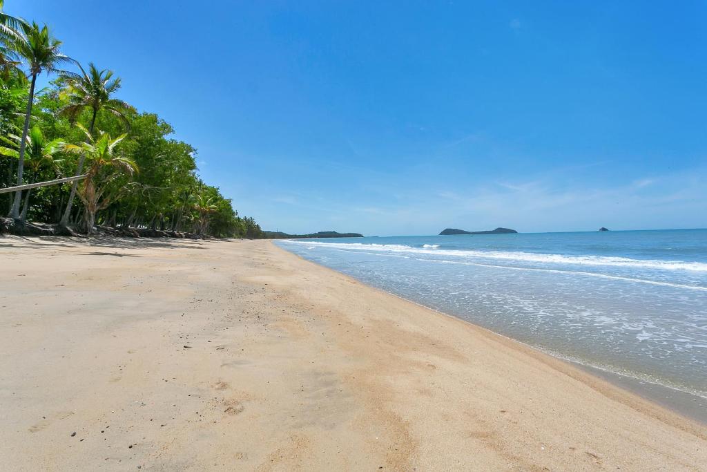 Swim Out Apartments in Triton Street Beachfront Resort Palm Cove photo