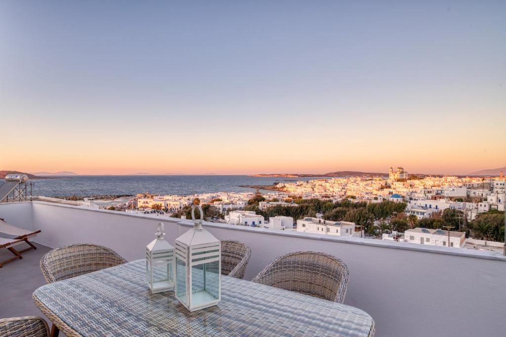 White Cliff Naousa, Nausa