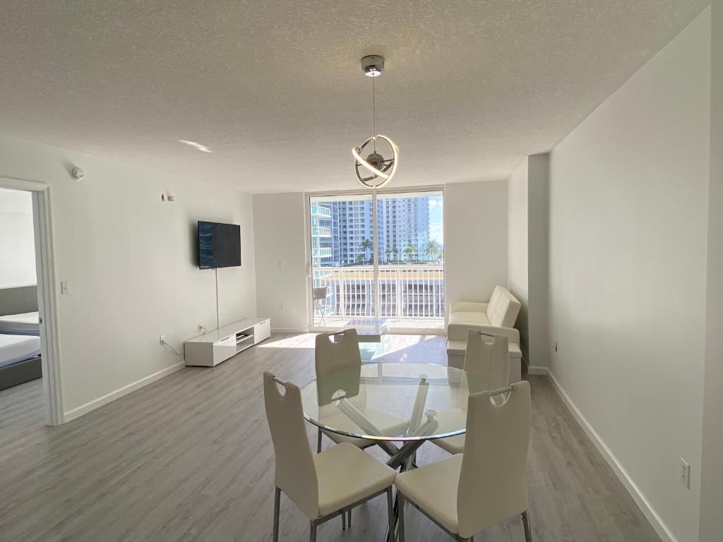 Chic and Modern, Brickell / Miami + FREE Parking photo