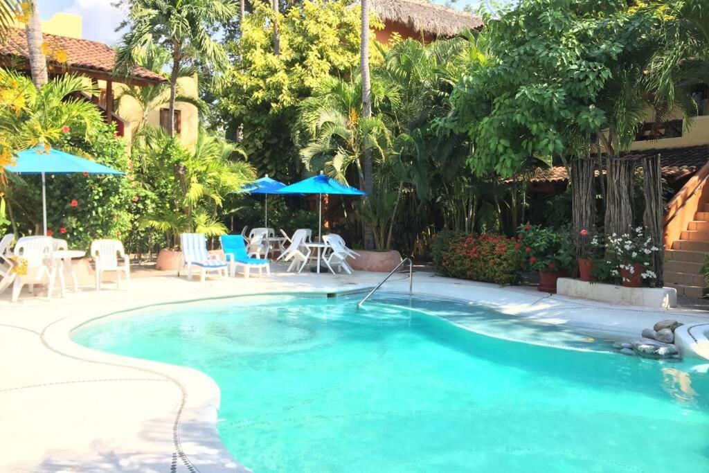 Newer & Roomy w/2 Pools. No Car Needed. Beaches, Restaurants & Shopping W/I walking distance. Taxis and buses abundant for reasonable price if needed, Zihuatanejo