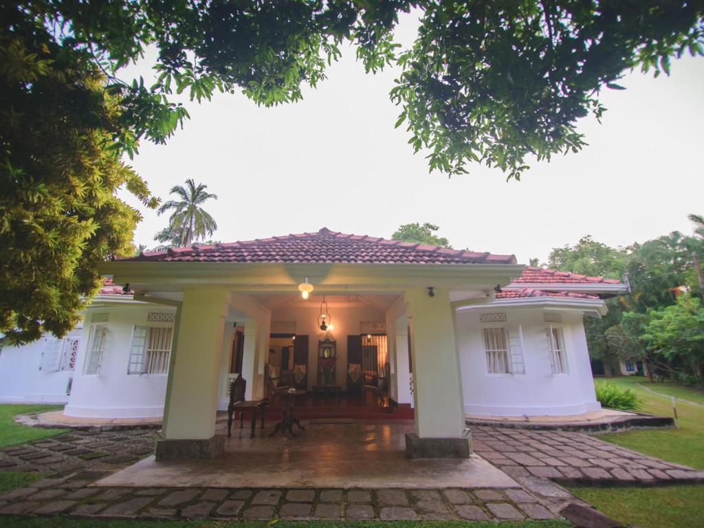 タルペ ワラワ ヘリテージ ヴィラ (Thalpe Walawwa Heritage Villa) エントランス