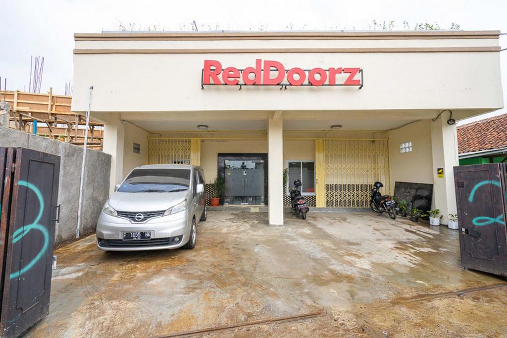 Entrance, RedDoorz Syariah near Exit Toll Ciawi in Bogor