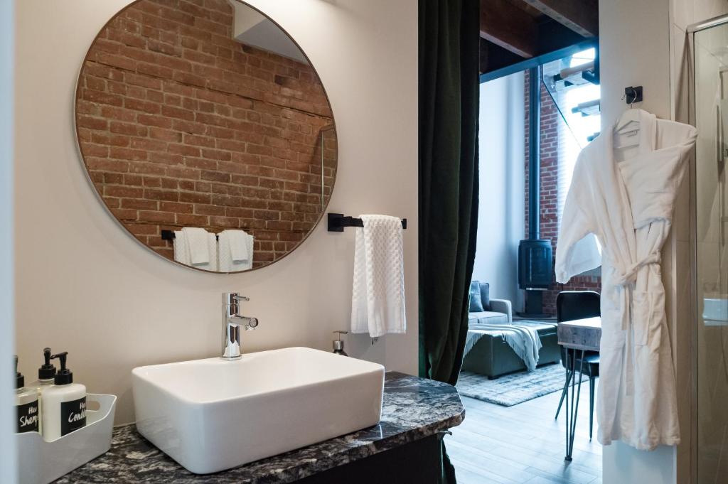 48 King West photo