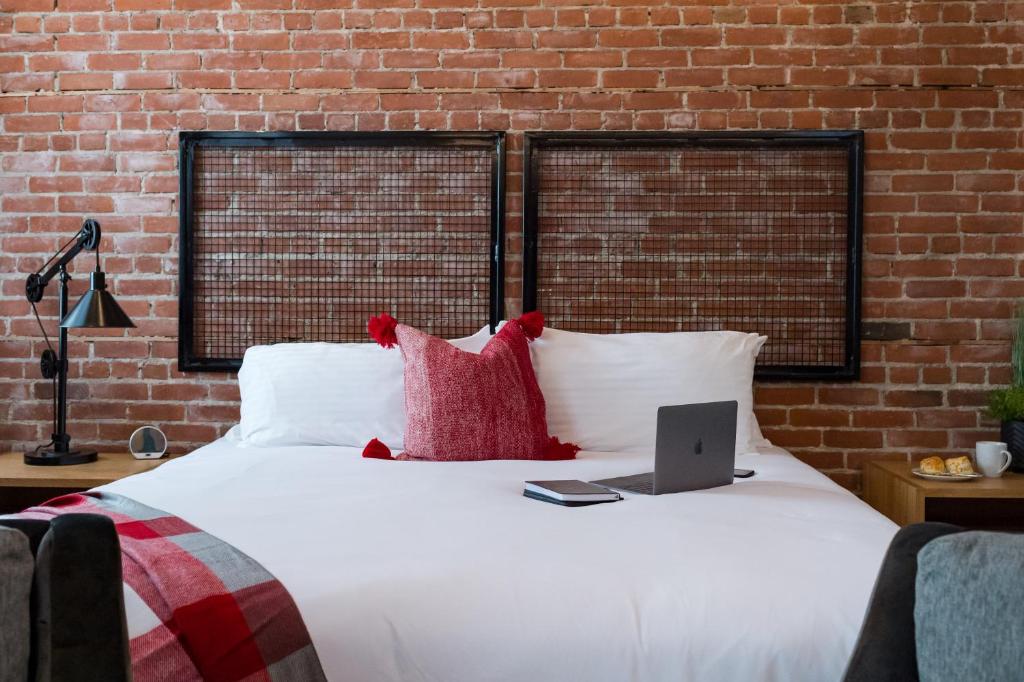 48 King West photo