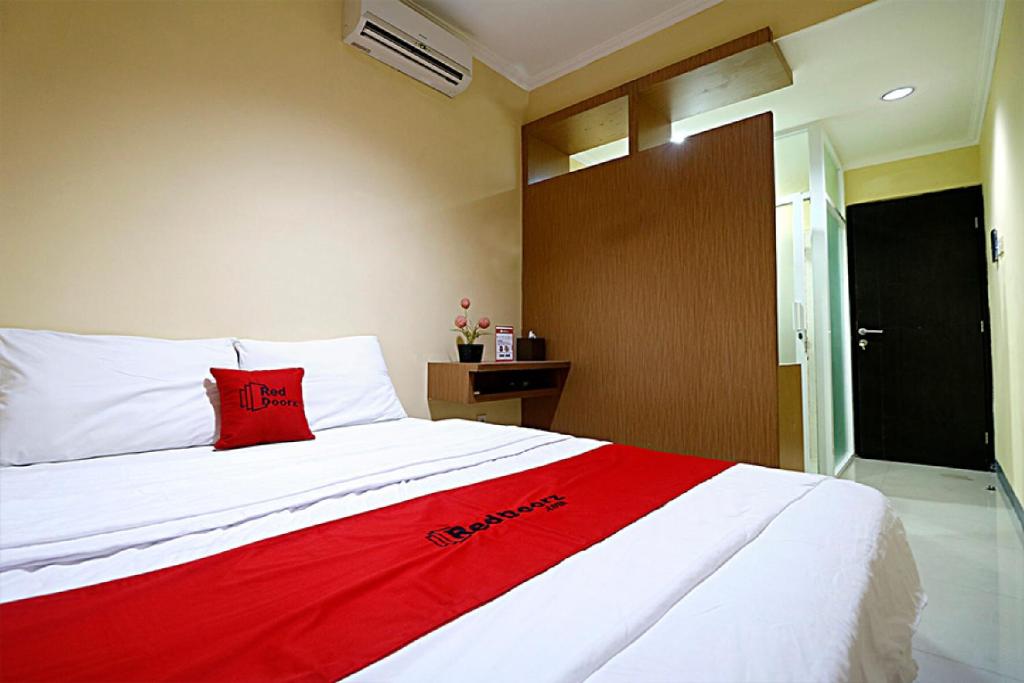 Bed, RedDoorz near ITC Cempaka Mas in Jakarta