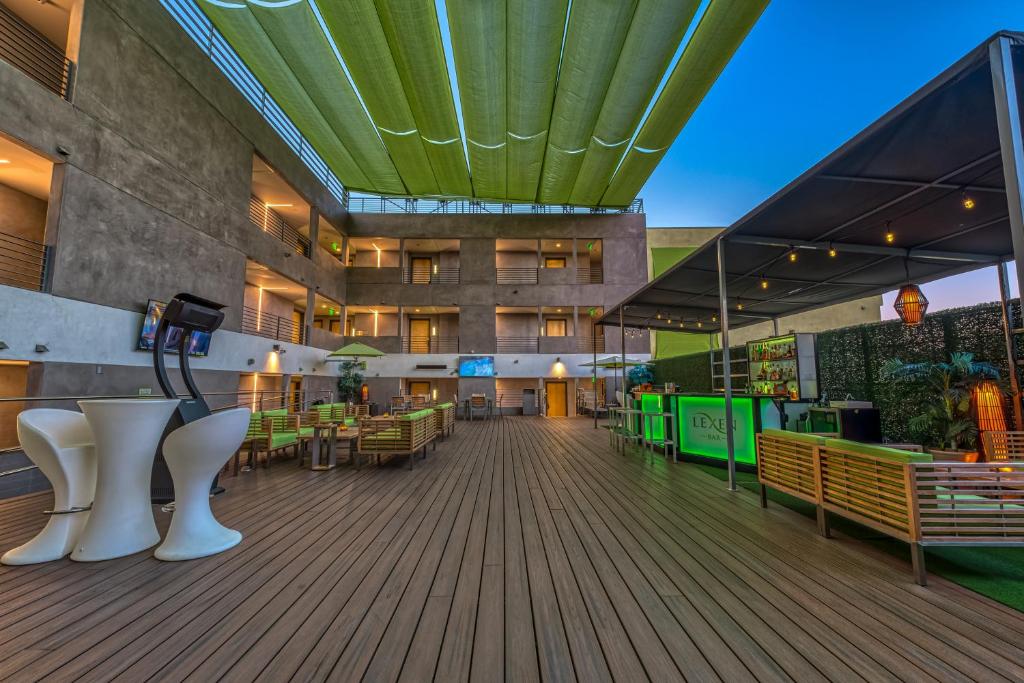 レクセン ホテル ノース ハリウッド ニア ユニバーサル スタジオ (LEXEN HOTEL - NORTH HOLLYWOOD NEAR UNIVERSAL STUDIOS) バルコニー/テラス