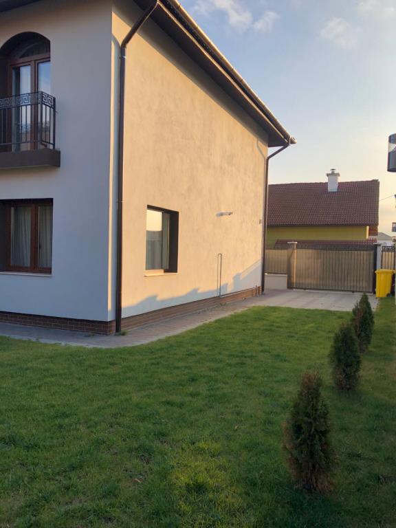 Holiday Luxury Villa with private Garden — Hotel in Selimbar