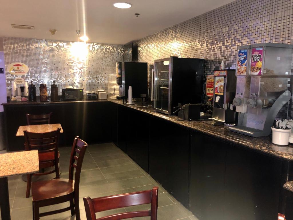 Super 8 By Wyndham Delavan Near Lake Geneva photo
