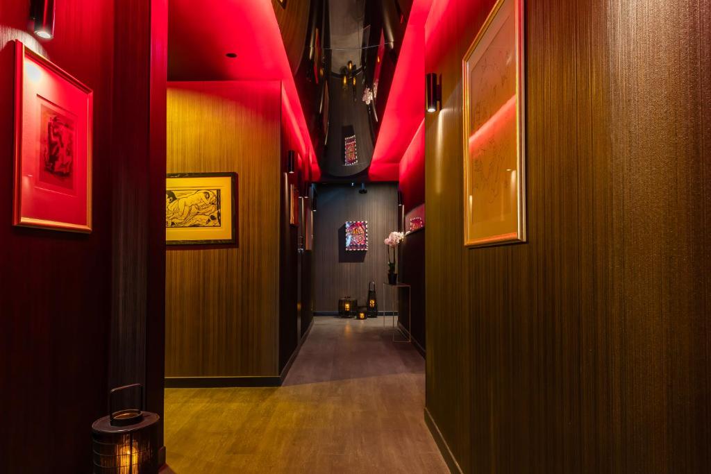Love Hotel avec nuit insolite au Dandy et Jacuzzi privatise photo