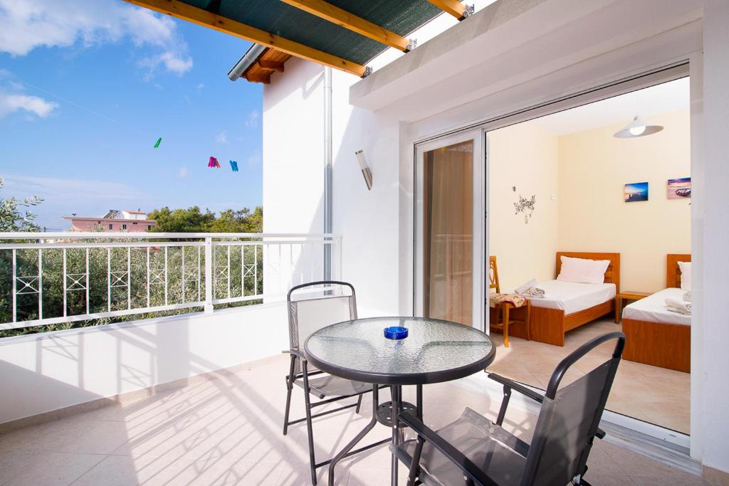 Studios Koula 2-TOMI, Potos