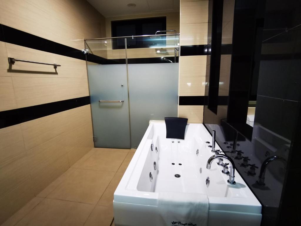 Batu Ferringhi Gold Pearl Luxury Homestay photo