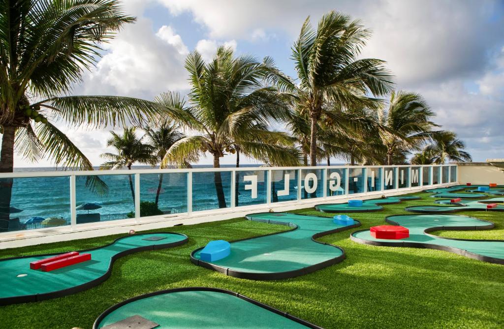 Mini golf course, Ocean Sky Hotel & Resort in Fort Lauderdale (FL)