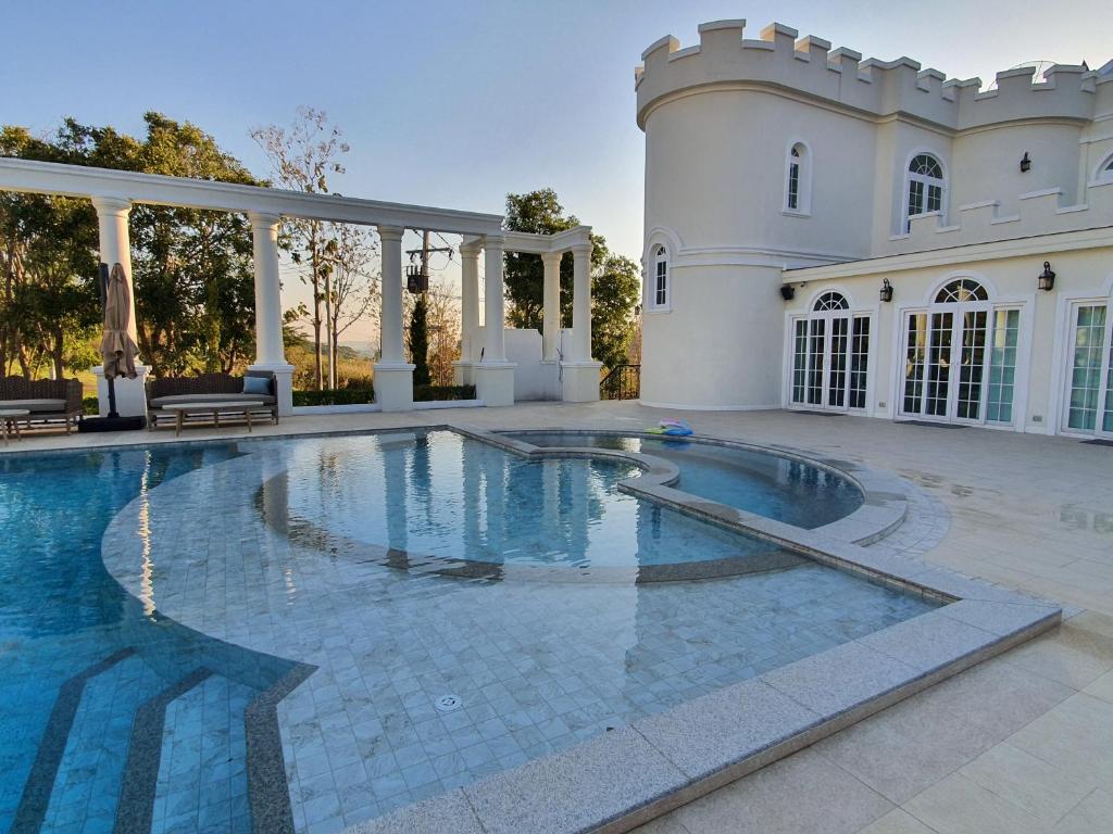 The Castell Condo by Nutthiwan room 912 and 921