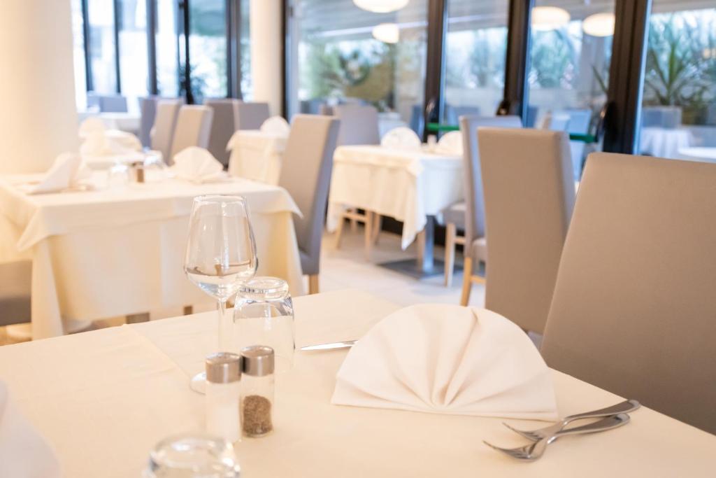 Ferretti Beach Hotel - 4
