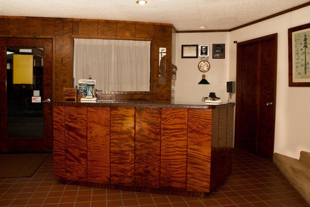 Curly Redwood Lodge photo