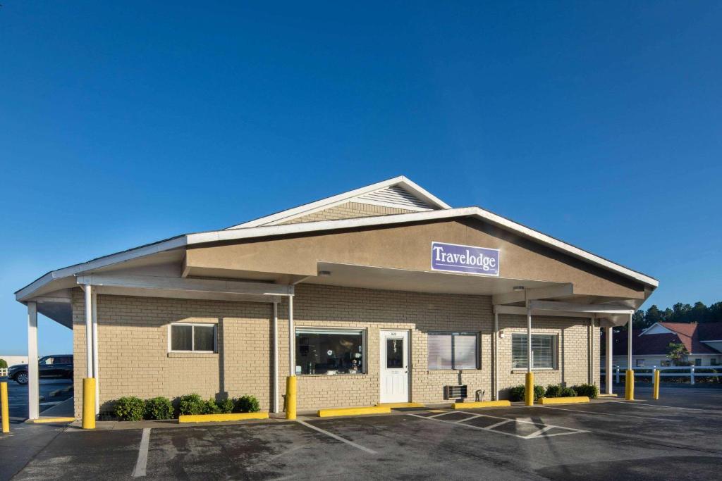 Travelodge by Wyndham Orangeburg photo