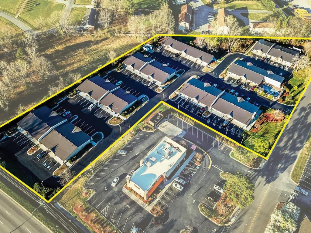 Super 8 By Wyndham Monroe Photo 11