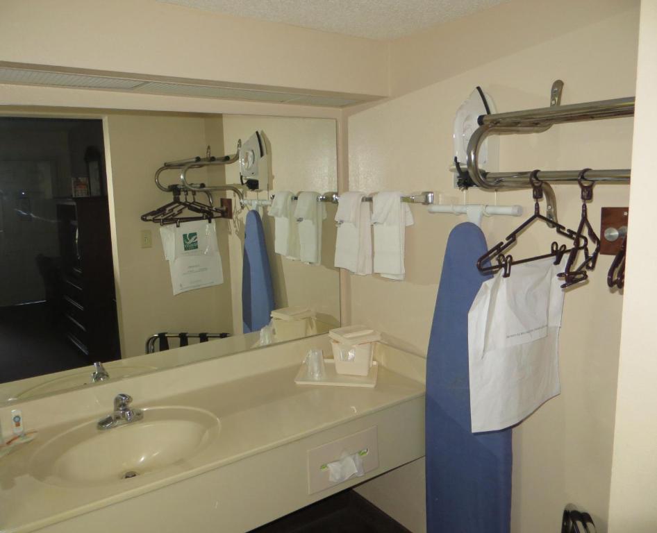 Travelodge by Wyndham Knoxville East photo