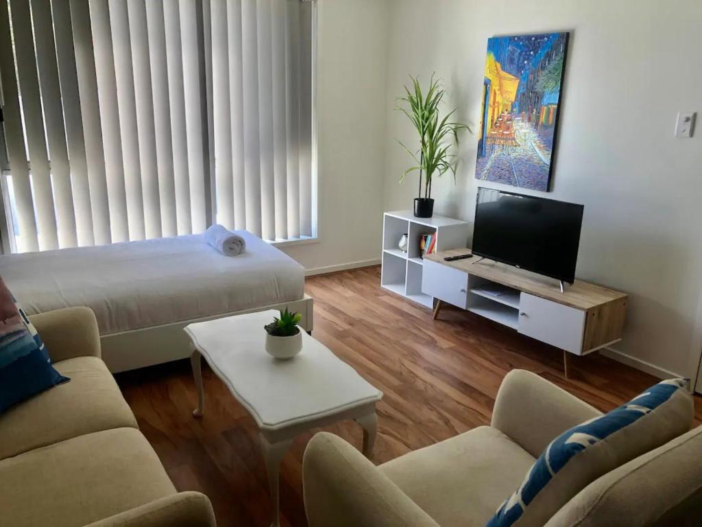 Bright 1 Bedroom Apartment 5km to Surfers Paradise — Hotel in Gold Coast