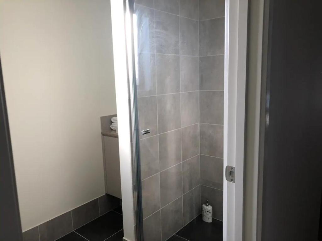Bright 1 Bedroom Apartment 5km to Surfers Paradise photo
