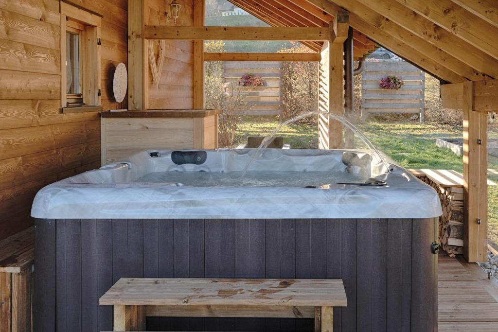 Chalet avec Jacuzzi et Piscine deco soignee esprit cocooning 전경