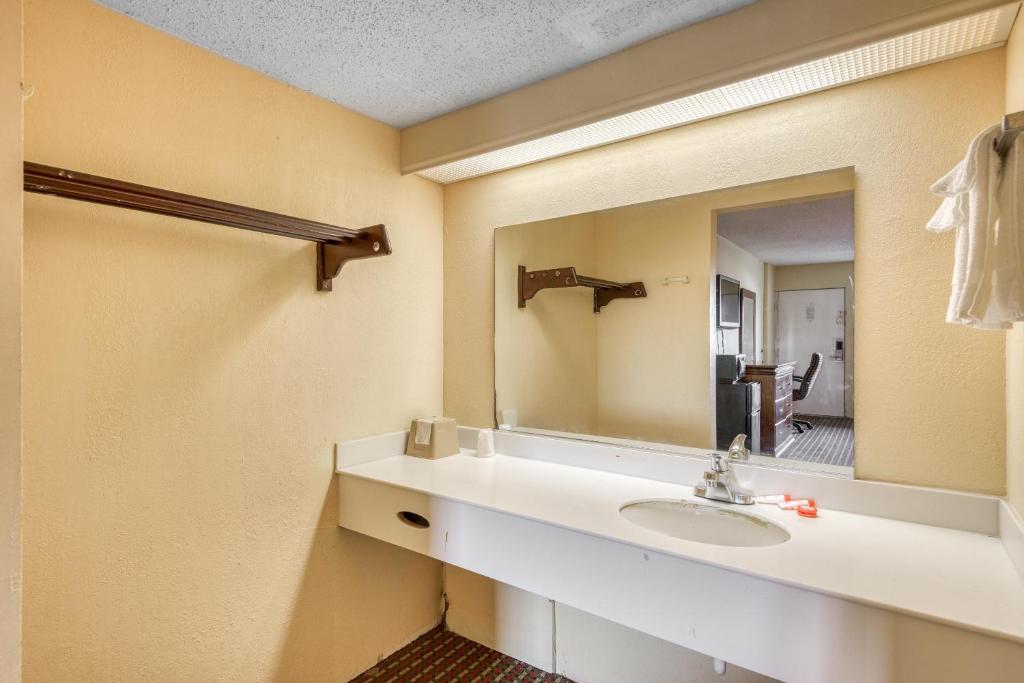OYO Hotel Jackson Fairgrounds I-55 – Jackson, MS