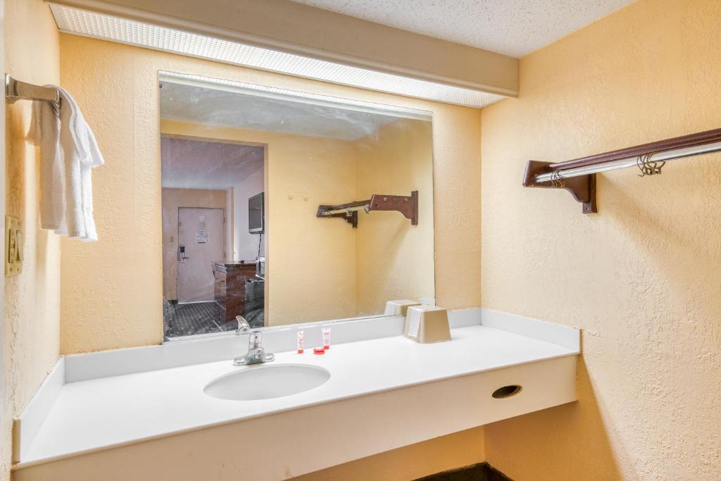OYO Hotel Jackson Fairgrounds I-55 – Jackson, MS