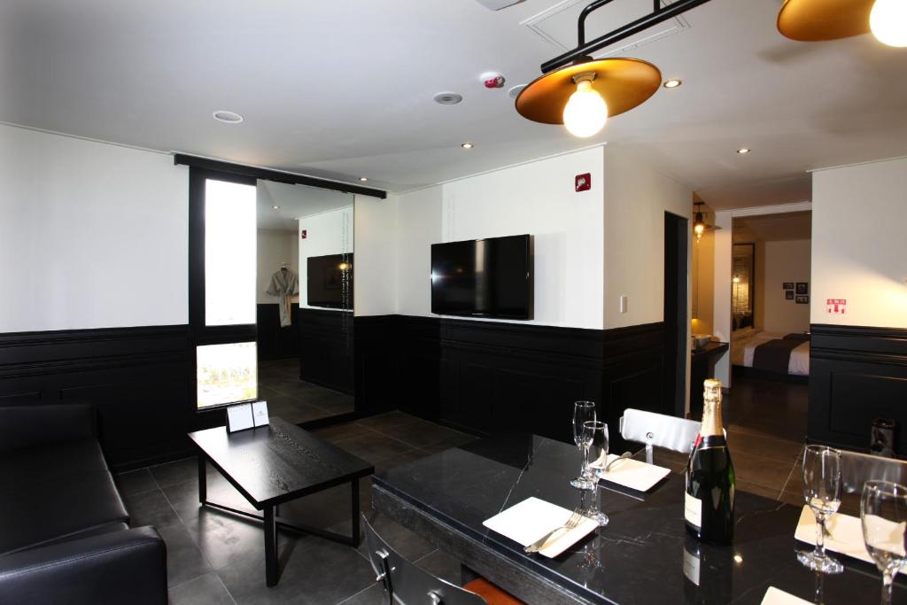 S& ホテル (S& Hotel)