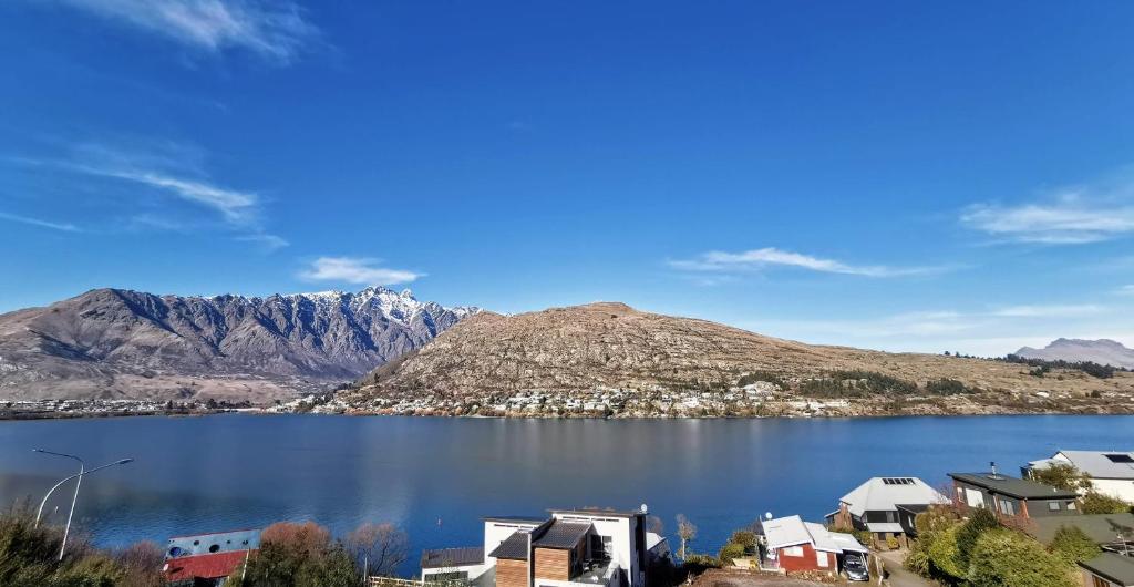 Lake View Greenstone Apartment ONE — Hotel in Queenstown