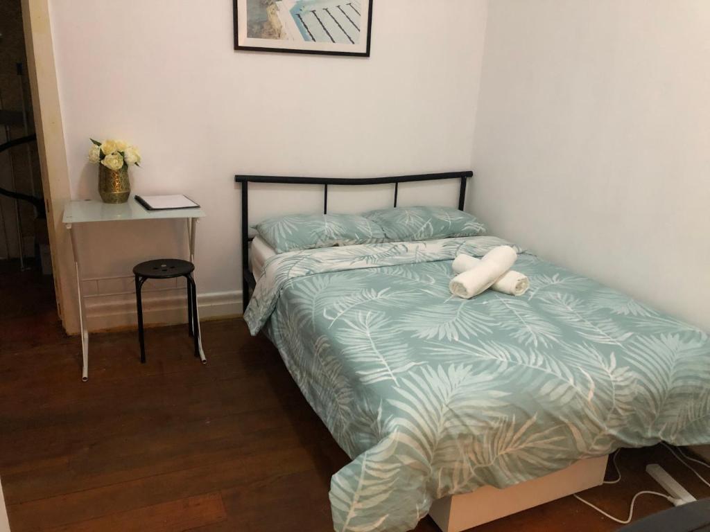 Melbourne short stay - Caulfield station, Monash Uni photo