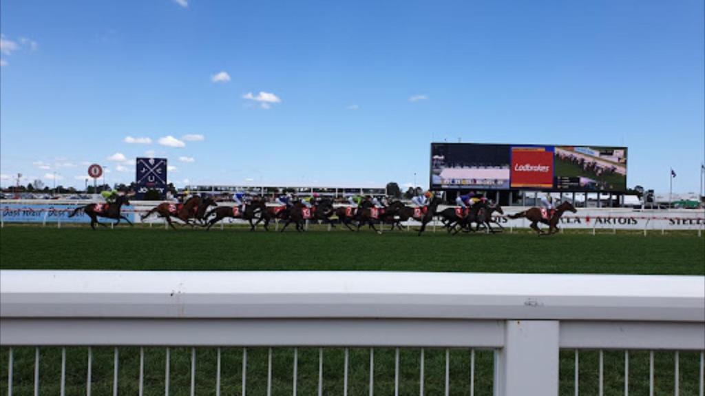 Melbourne short stay - Caulfield station, Monash Uni photo