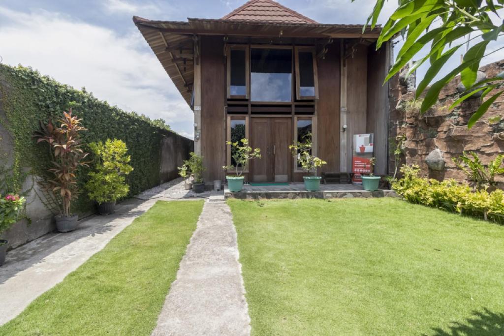Entrance, RedDoorz @ Omah Kayu Homestay Yogyakarta in Yogyakarta