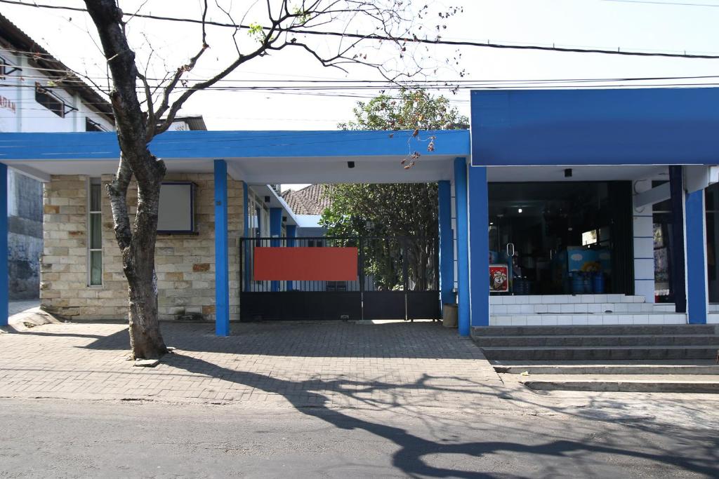 RedDoorz near Stasiun Lawang 外観