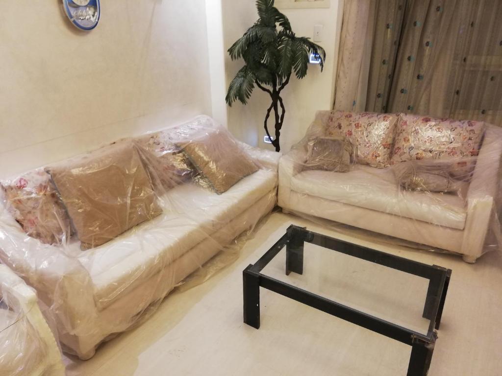 Manial CAIRO شقه فرش مودرن 145متر علي شارع المنيل الرئيسي جزيرة المنيل الروضة قريبه جدا من النيل, Káhira