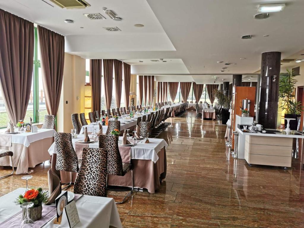 Restaurant, ZOO hotel in Osijek