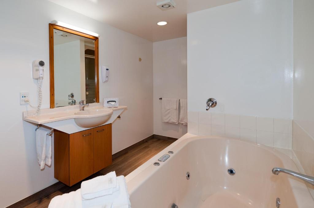 Bathroom, Country Glen Lodge in Christchurch