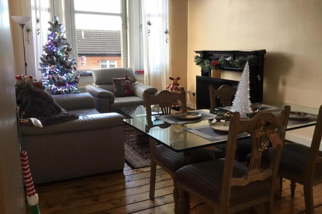 Free Parking Fabulous Victorian 2 Bed Apartment Next to Glasgow's Green Park — Hotel in Glasgow