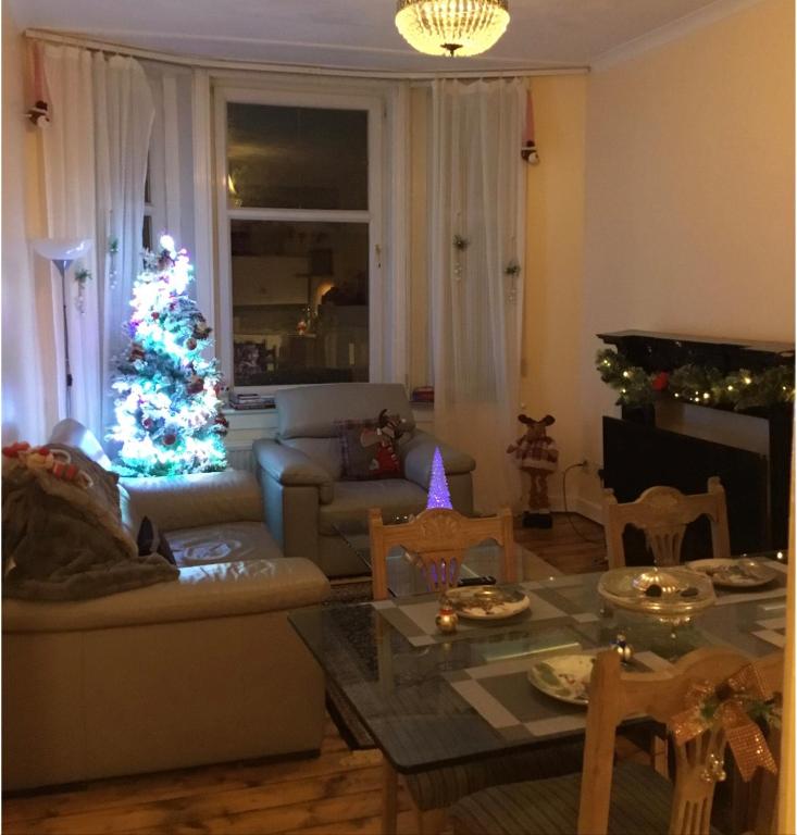 Free Parking Fabulous Victorian 2 Bed Apartment Next to Glasgow's Green Park photo
