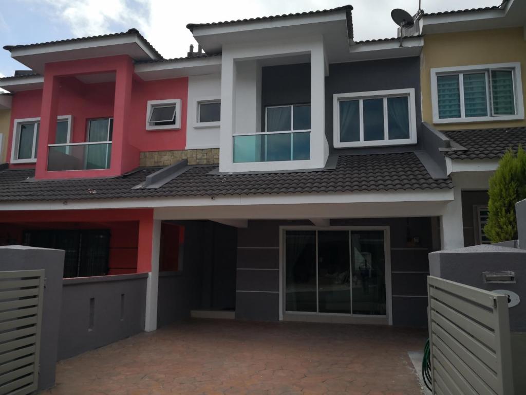 Homestay  N18 (14 pax) @ Golden Hills Night Market photo